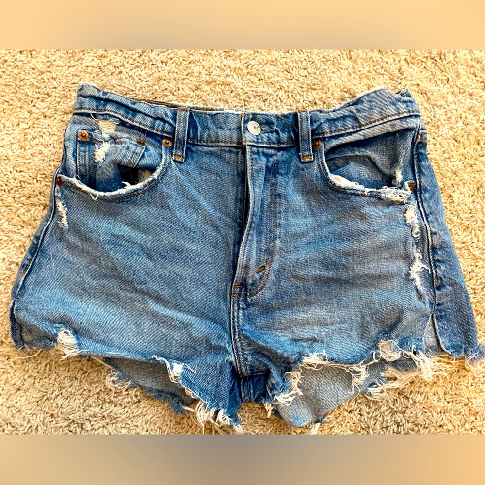 Abercrombie High Rise Mom Short. Size 27/4. EUC.